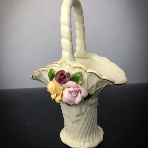 Small Vintage White Basket Porcelain W/Roses - Picture 4 of 7